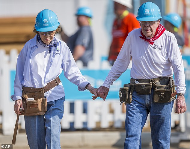 كرّس الرئيس الأمريكي السابق جيمي كارتر وزوجته الراحلة روزالين حياتهما للجهود الإنسانية بعد فترة ولايته في البيت الأبيض وقاما ببناء آلاف المنازل في جميع أنحاء العالم.  تم تصويرهم وهم يعملون في مشروع في عام 2018