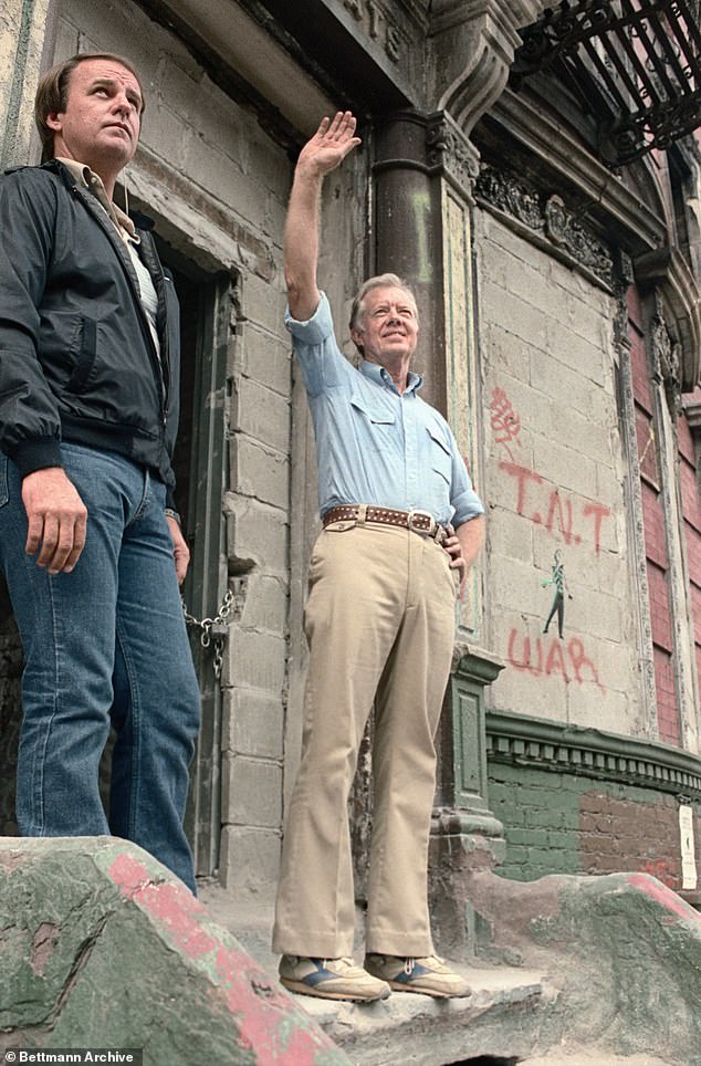 كارتر يلوح خارج المسكن الفقير الذي ساعد في إعادة تأهيله في الشارع السادس في مدينة نيويورك في عام 1984