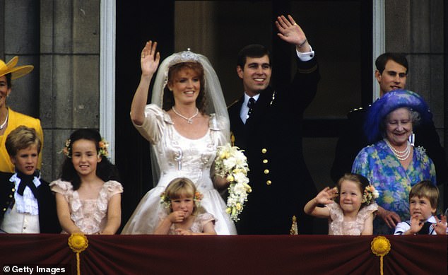 تم تصوير الأمير أندرو وسارة فيرجسون وهما يلوحان للحشود من شرفة قصر باكنغهام في يوم زفافهما في يوليو 1986