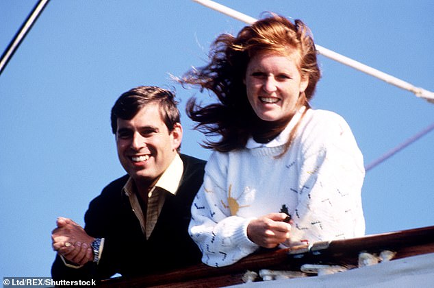 سارة فيرجسون والأمير أندرو يغادران لبدء شهر العسل في أغسطس 1986