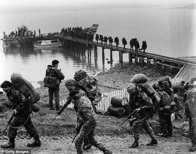 الصراع: وصول القوات البريطانية إلى جزر فوكلاند