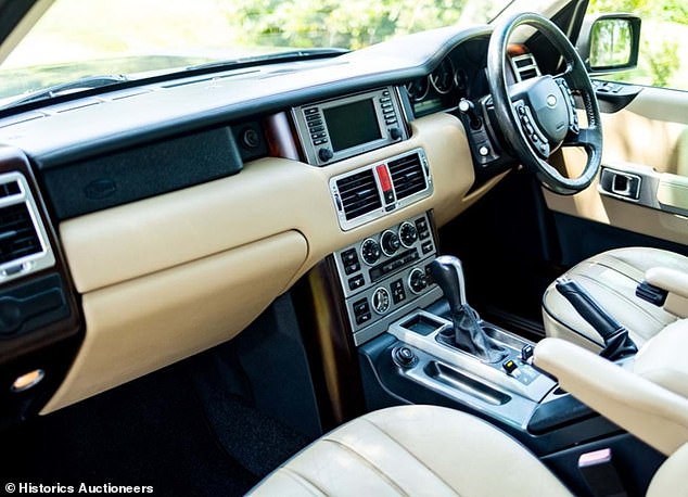 يُظهر مقطع الفيديو الجيل الثالث من سيارة رينج روفر L322، وهي واحدة من السيارات التي امتلكتها الملكة خلال سنوات عملها في مجال السيارات، مع جلالتها خلف عجلة القيادة أثناء حضورها عرضًا في عام 2005.