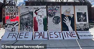 لجنة التضامن مع فلسطين بجامعة هارفارد تضع ملصقات تحمل رسالة 