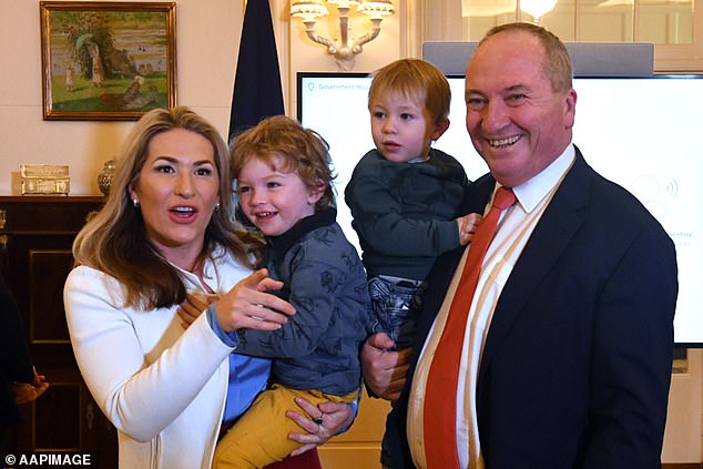 سيتزوج فيكي كامبيون وبارنابي جويس يوم الأحد في منزل عائلته.  تم تصويرهم مع أبنائهم الصغار