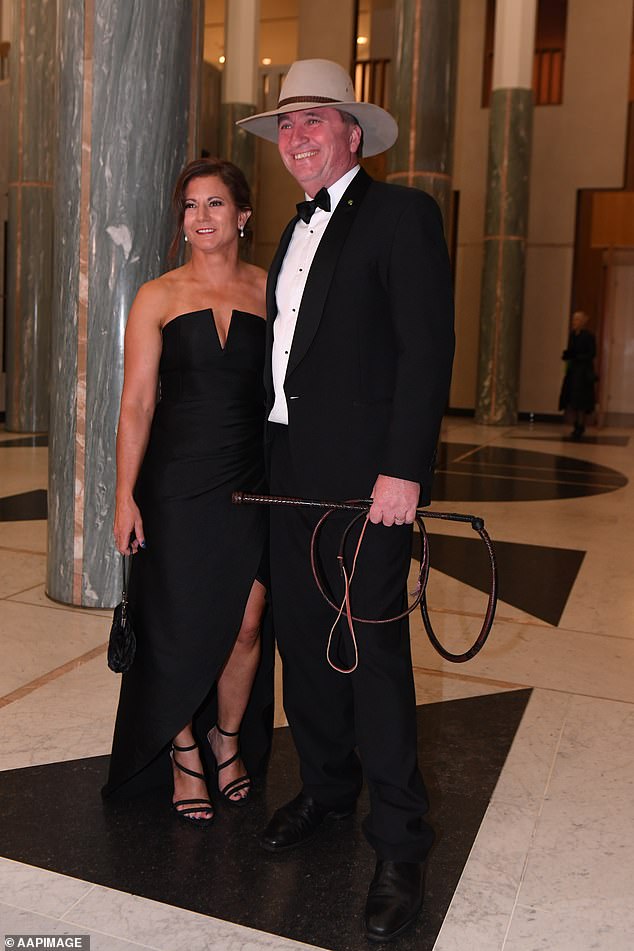 تم تصوير بارنابي جويس مع زوجته السابقة ناتالي في حفلة منتصف الشتاء للبرلمان الفيدرالي لعام 2017