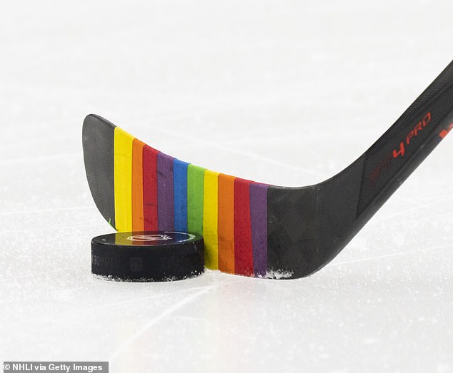رفع NHL مؤخرًا الحظر المفروض على Pride Tape ذو الألوان قوس قزح بعد رد فعل عنيف كبير