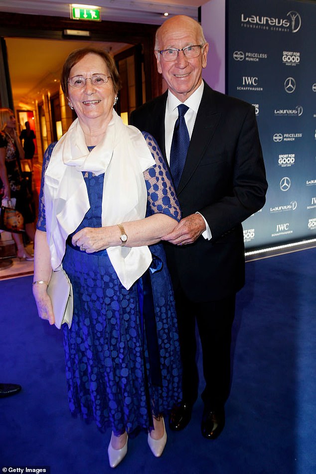 السير بوبي تشارلتون في الصورة مع زوجته نورما في حدث في ألمانيا في سبتمبر 2014