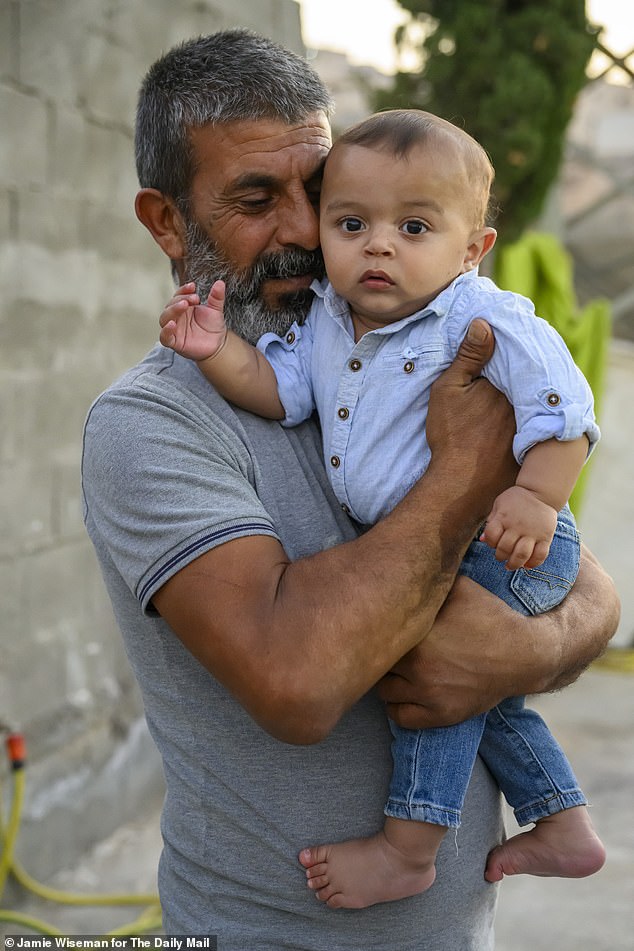 حامد أبو عرعرة (يسار)، مزارع بدوي، في الصورة مع ابنه إلياس، البالغ من العمر ثماني سنوات