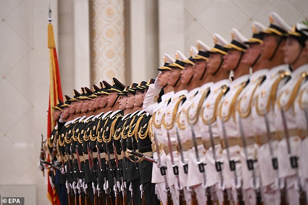 وعزفت فرقة عسكرية النشيدين الوطنيين الصيني والأسترالي خلال الحفل، بينما وقف 144 عسكريا منتبهين، حاملين حرابهم على جانبيهم.