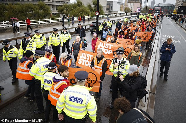 فقط أوقفوا متظاهري النفط على جسر واترلو في لندن اليوم وهم يسيرون ببطء على الطريق