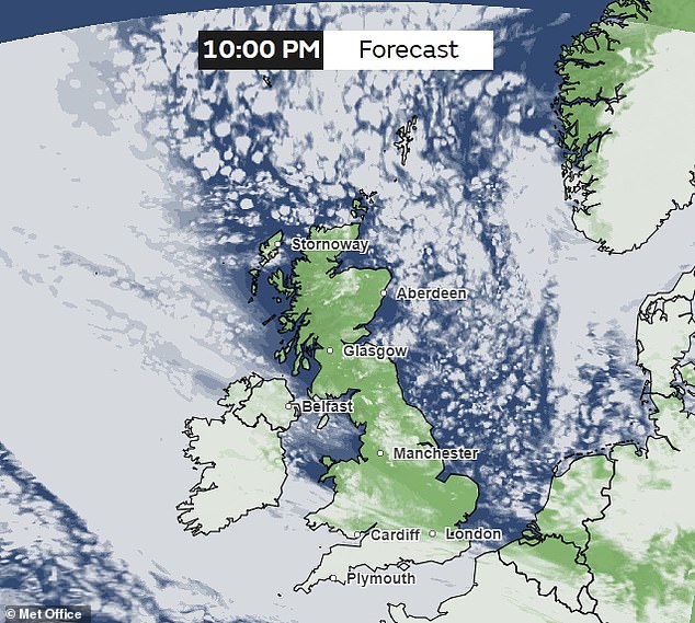 سماء صافية: الخبر السار لمعظم المراقبين في المملكة المتحدة هو أن الغطاء السحابي الليلة يجب أن يكون شبه معدوم، باستثناء فوق أيرلندا الشمالية