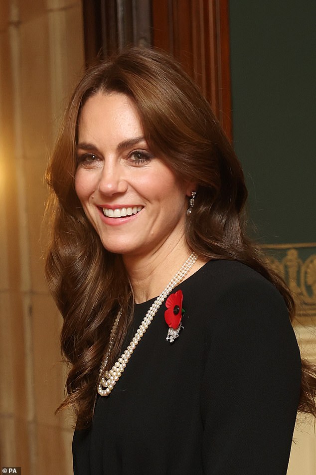 أميرة ويلز تحضر مهرجان الفيلق الملكي البريطاني لإحياء الذكرى في قاعة ألبرت الملكية في لندن وهي ترتدي عقد الملكة الراحلة من اللؤلؤ