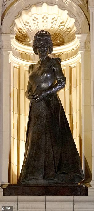 تمثال للملكة إليزابيث الثانية كشف النقاب عنه من قبل الملك تشارلز