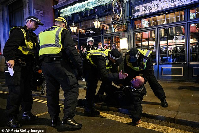 ألقت الشرطة القبض على رجل خارج حانة The Silver Cross في وايتهول في يوم من الفوضى في وسط لندن أمس