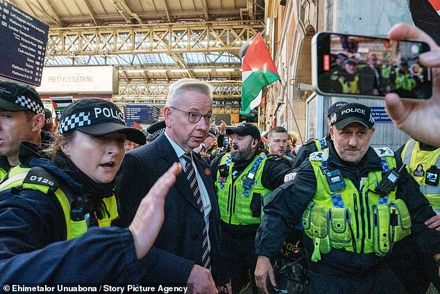 تعرض مايكل جوف لمضايقات من قبل المتظاهرين المؤيدين لفلسطين أثناء محاولته مغادرة محطة فيكتوريا