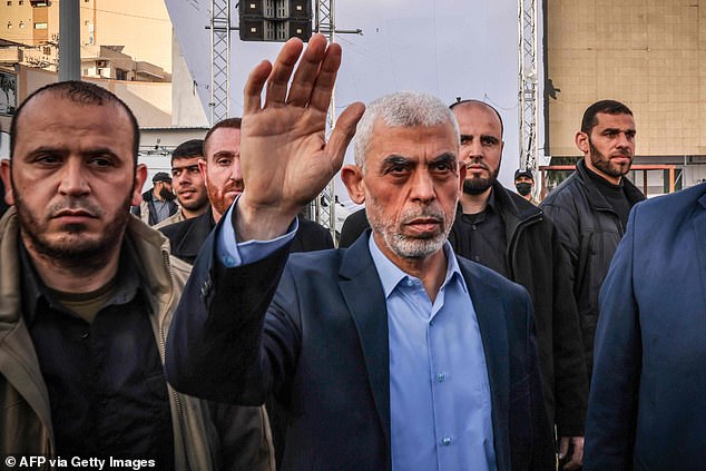 محمد السنوار هو الأخ الأصغر ليحيى السنوة، زعيم حماس في غزة والإرهابي المطلوب في إسرائيل.