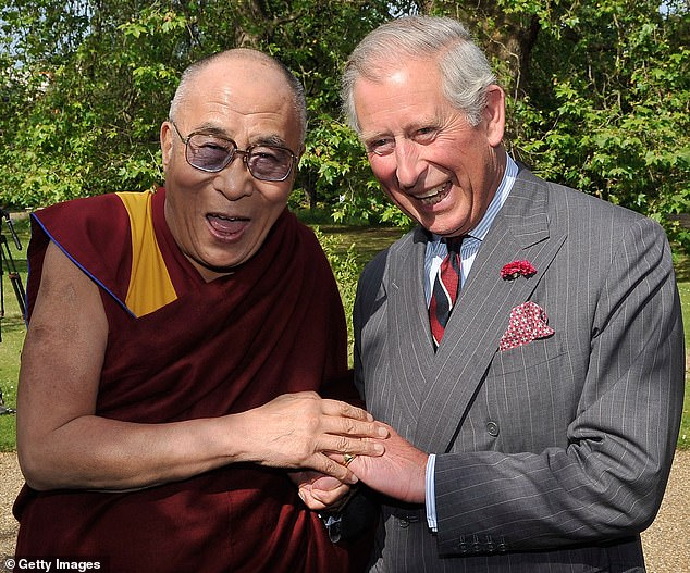 وتوترت العلاقات أكثر بين تشارلز والصين عندما تم تصويره وهو يضحك ويمسك بيد الدالاي لاما في عام 2012.
