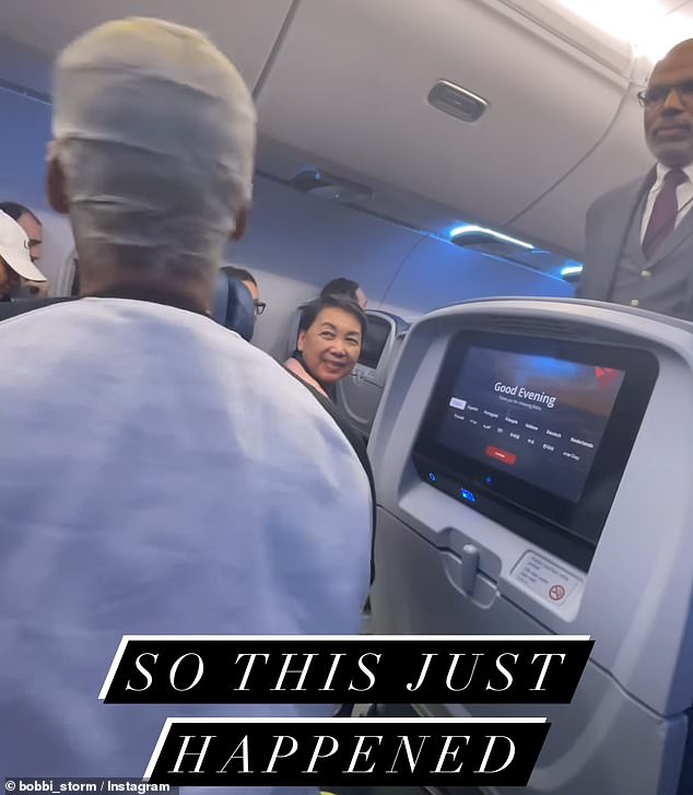 وتظهر مقاطع الفيديو التي تم تداولها على وسائل التواصل الاجتماعي بوبي ستورم، 36 عاما، وهي تقوم بعدة محاولات لتقديم عرض للمسافرين، مما دفع أحد موظفي شركة الطيران إلى تهديدها بمرافقتها خارج الطائرة