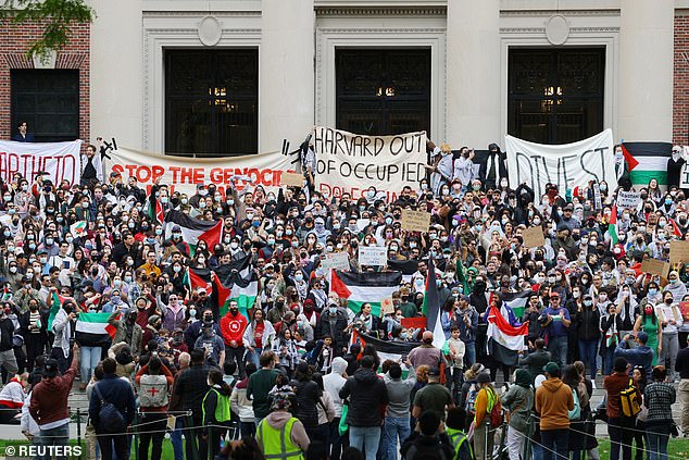 المتظاهرون المؤيدون لفلسطين يتدفقون على حرم جامعة هارفارد في 14 أكتوبر