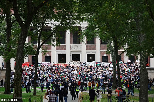 هدد أكثر من 1600 خريج يهودي بسحب تبرعاتهم لجامعة هارفارد ردا على الاحتجاجات المؤيدة لفلسطين في جميع أنحاء الحرم الجامعي