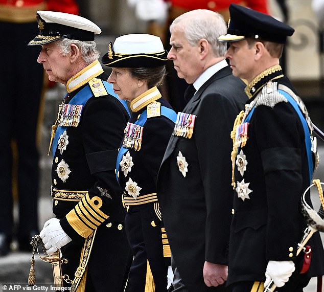 صورة للملك تشارلز مع إخوته الأميرة آن والأمير إدوارد والأمير أندرو خلال جنازة الملكة في سبتمبر الماضي