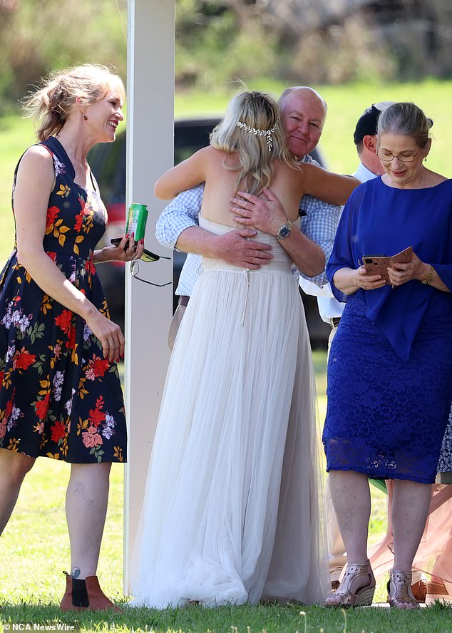 تم تصوير السيدة كامبيون وهي تعانق أحد الضيوف في حفل زفافها بعد ظهر يوم الأحد