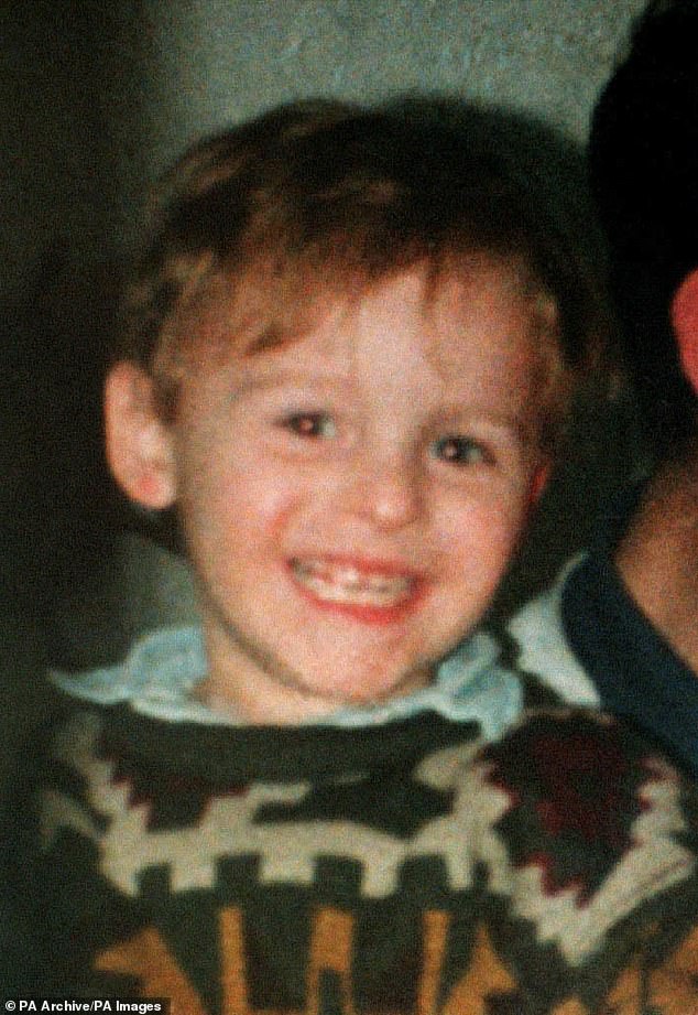 تعرض جيمس بولجر البالغ من العمر عامين (في الصورة) للتعذيب والقتل على يد فينابلز وروبرت طومسون بعد أن خطفوه من مركز للتسوق في بوتل، ميرسيسايد في عام 1993.