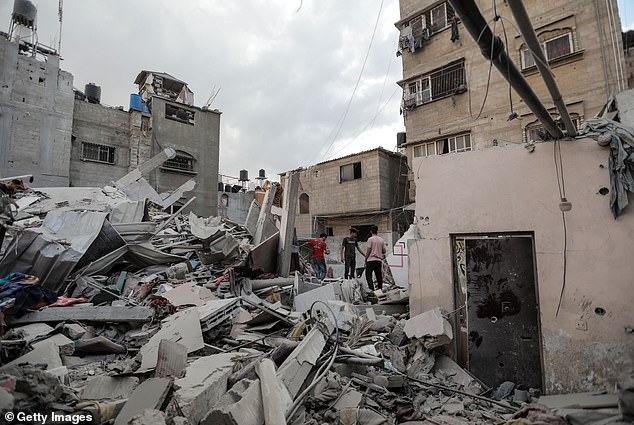 وتواصل القوات الإسرائيلية قصف غزة منذ أسابيع