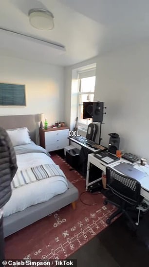 مساحة Deacon: أظهر Deacon غرفة نومه في الطابق العلوي والتي يمكن استخدامها أيضًا بمثابة استوديو الموسيقى الخاص به