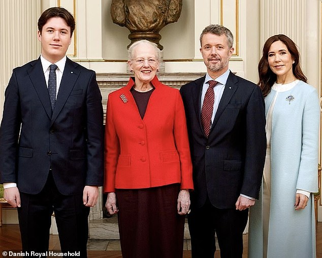 تم تصوير العائلة المالكة الدنماركية يوم الثلاثاء بينما أصدر الأمير كريستيان (في الصورة على اليسار) إعلانًا رسميًا عن الدستور الدنماركي.  في الصورة يسار الوسط: ملكة الدنمارك مارغريت إلى جانب الأمير فريدريك والأميرة ماري