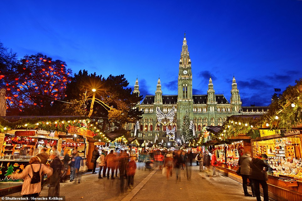 وأظهر التقرير أن أغلى المدن لقضاء عطلة عيد الميلاد في عام 2023 هي فيينا (الأولى، 933 جنيهًا إسترلينيًا) وكوبنهاجن (الثانية، 902 جنيهًا إسترلينيًا).  في الصورة: أكشاك سوق عيد الميلاد أمام قاعة مدينة فيينا