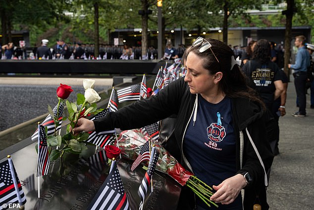 كلير بارون تضع وردة لابن عمها مارك ويتفورد في النصب التذكاري الوطني لأحداث 11 سبتمبر خلال حفل سنوي لإحياء الذكرى الثانية والعشرين