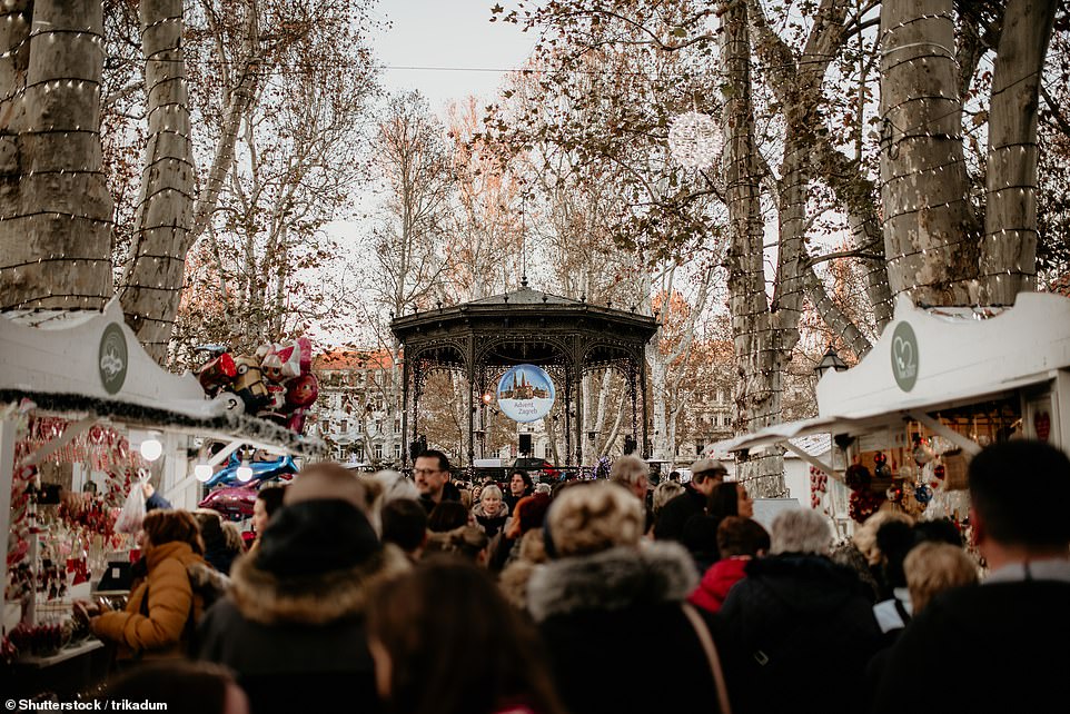 تعد العاصمة الكرواتية زغرب ثالث أرخص وجهة أوروبية لقضاء عطلة عيد الميلاد في الأسواق.  في الصورة: سوق عيد الميلاد في زغرب في حديقة زرينجيفاتش