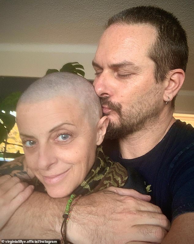 قام جوليان، زوج فيرجينيا ليلي، بقص شعره الطويل عندما فقدت شعرها في الجولة الأولى من العلاج الكيميائي