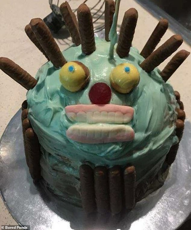 خبز غريب!  قام أحد مستخدمي وسائل التواصل الاجتماعي بنشر هذه الكعكة مع وجه - مما يضمن إثارة الذعر
