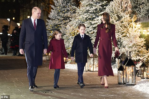 أمير وأميرة ويلز مع أطفالهما الأميرة شارلوت والأمير جورج في خدمة الترانيم العام الماضي