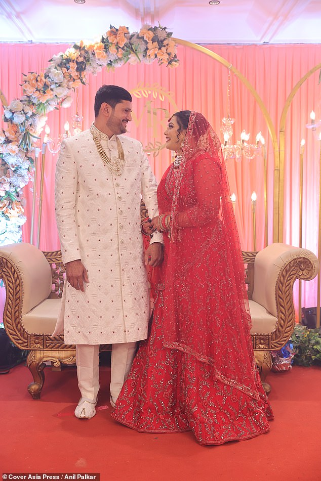 تم تصوير الزوجين السعيدين معًا في مكان زفافهما في مومباي