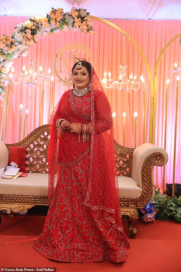 تم تصوير روبينا علي في يوم زفافها وهي ترتدي زيًا تقليديًا باللون الأحمر الياقوتي اللامع