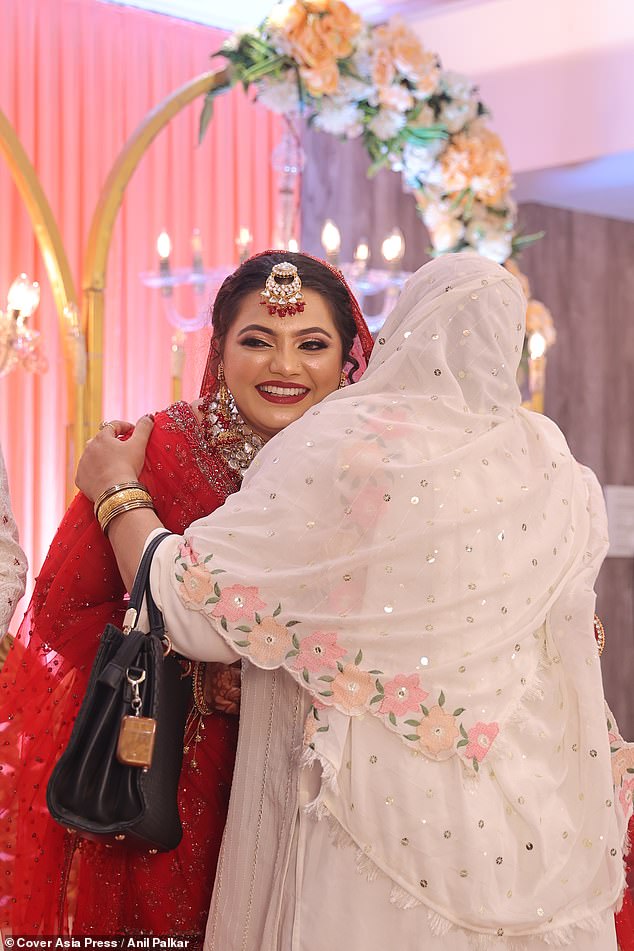 تم تصوير روبينا علي وهي تعانق ضيف حفل زفاف خلال احتفالات زفافها في الهند