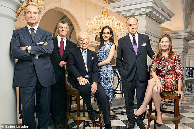 يواجه فابريزيو فريدا، الرئيس التنفيذي لشركة Estée Lauder (أقصى اليسار)، دعمًا منقسمًا من ورثة عائلة Lauder الذين يسيطرون على 80% من أسهم التصويت في الشركة.  من اليسار الثاني: ويليام وليونارد وجين ورونالد وآيرين لودر