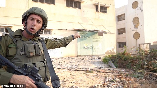 وقال المتحدث العسكري الأدميرال دانيال هاغاري (في الصورة) إن إسرائيل فتحت ممرا آمنا للمدنيين الذين كانوا في المستشفى للذهاب جنوبا، بناء على طلب مدير المستشفى.