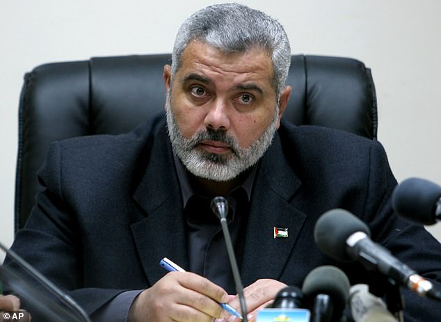 ويمثل رئيس وزراء السلطة الفلسطينية إسماعيل هنية، المنتمي لحركة حماس، في الاجتماعات وسطاء قطريون