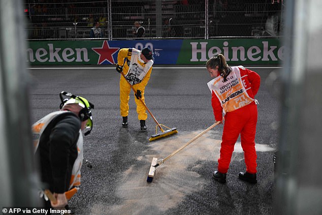 يحاول العمال تنظيف تسرب النفط على الشبكة قبل سباق الجائزة الكبرى في لاس فيغاس