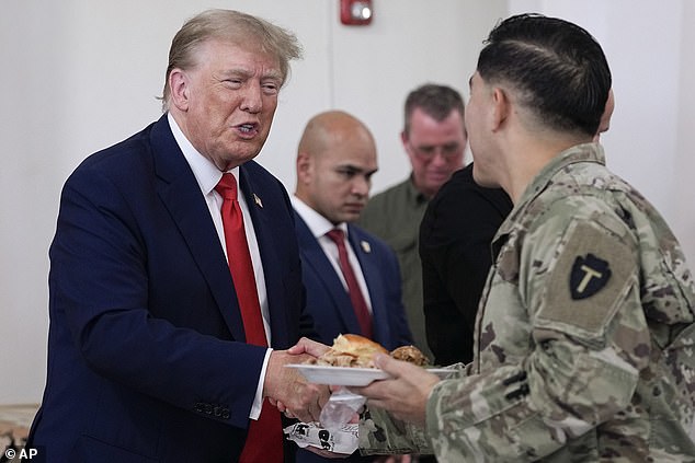 قام الرئيس السابق دونالد ترامب بتوزيع وجبات الطعام على قوات إنفاذ القانون والقوات التي ستتمركز على الحدود الجنوبية خلال عطلة عيد الشكر هذا الأسبوع