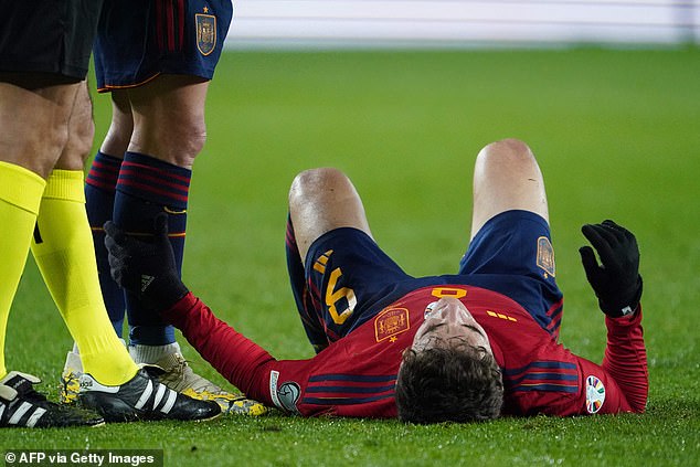 واستلقى لاعب خط وسط برشلونة متألماً قبل أن يغادر الملعب وهو يبكي