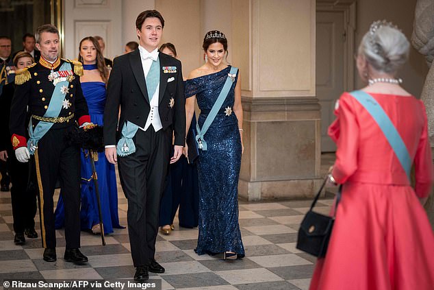 في الصورة: ولي العهد الدنماركي الأمير فريدريك والأميرة إيزابيلا والأمير كريستيان وولي العهد الأميرة ماري والملكة مارغريت الثانية ملكة الدنمارك في حفل عيد ميلاد الأمير كريستيان الثامن عشر الشهر الماضي