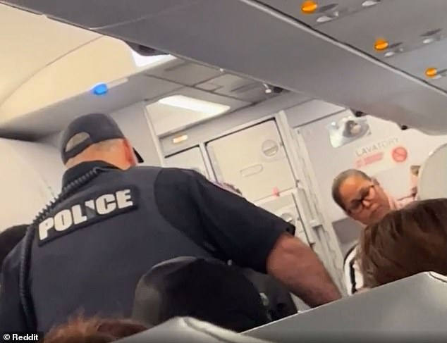 وفي نهاية المطاف، وصل ضابط شرطة على متن الطائرة.  تنحى جانبا، مما سمح للمرأة بالعودة إلى مقعدها