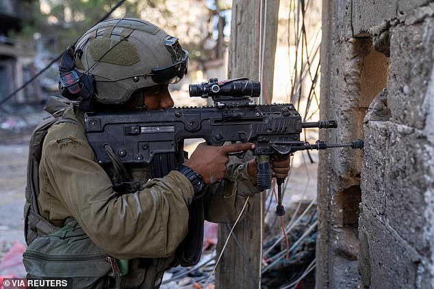 جندي إسرائيلي يأخذ موقعه في موقع تم تحديده على أنه غزة بينما تشرع القوات في غزو بري للقطاع، في صورة تم نشرها في 21 نوفمبر