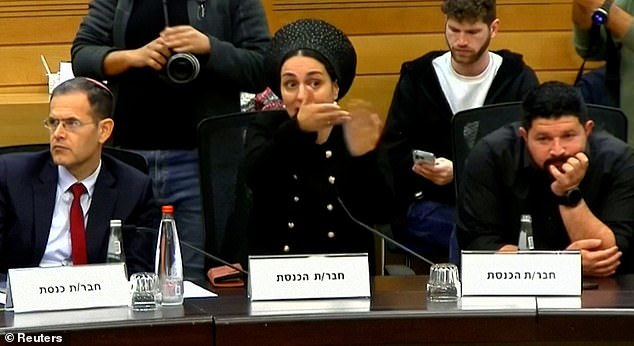 السياسيون الإسرائيليون (أنموج كوهين في الصورة على اليمين) يجادلون لصالح أو ضد عقوبة الإعدام