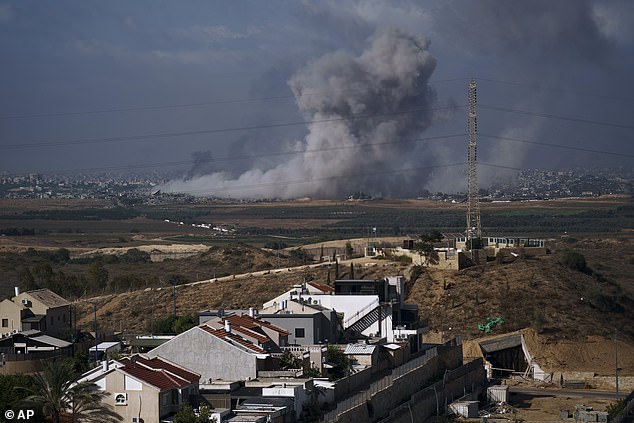 دخان يتصاعد بعد غارة جوية إسرائيلية على قطاع غزة، كما يظهر من بلدة سديروت، جنوب إسرائيل، 21 نوفمبر/تشرين الثاني